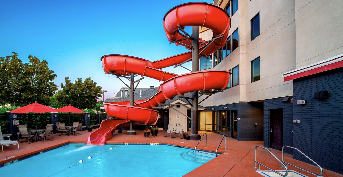 Canada&nbsp;: Les hôtels Marriott Bonvoy avec piscine et glissades d’eau - Fairfield Inn Suites Kelowna