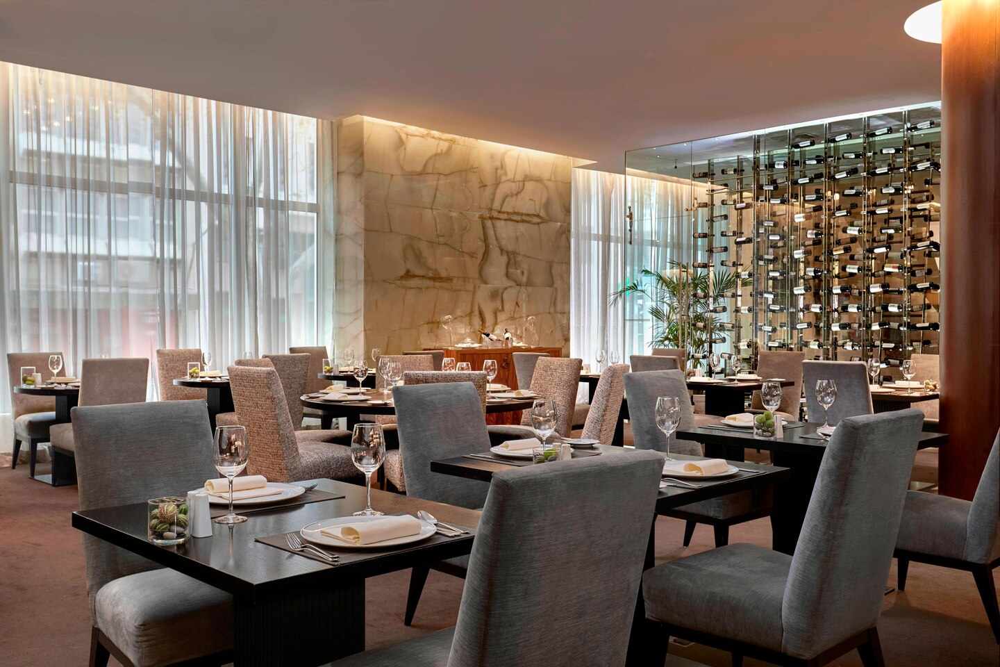 Review&nbsp;: Sheraton Lisbon Hotel & Spa | Marriott Bonvoy - lobby bisrtro Credit Sheraton Lisboa Hotel Spa