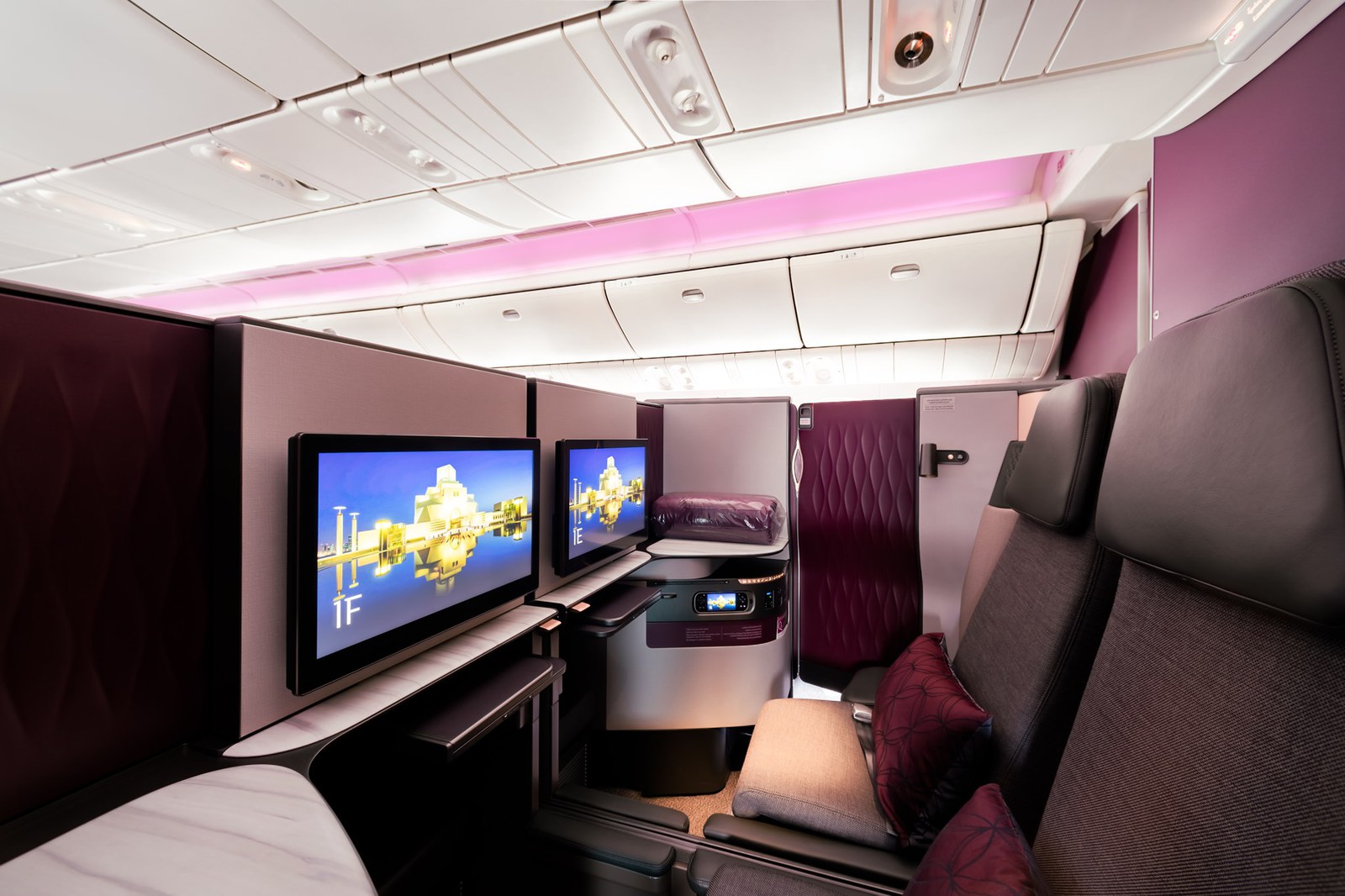Qatar Airways passe à Avios (combinez vos milles avec British Airways Executive Club) - qatar airways qsuite couple