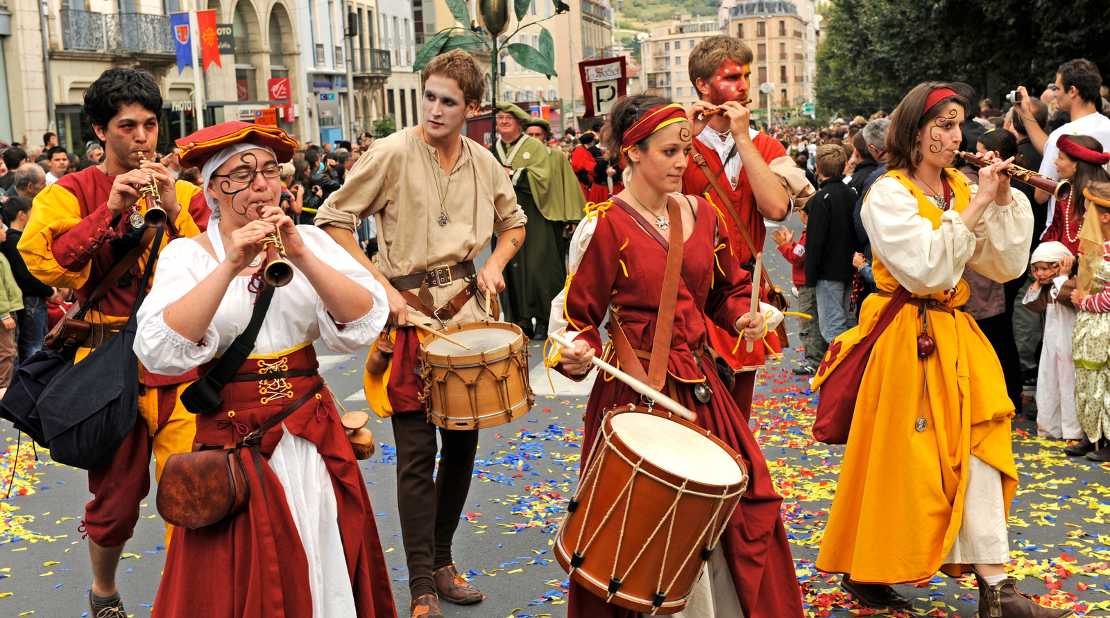 France : Guide de voyage en Auvergne | Itinéraires et Incontournables - Le puy-en-Velay. Fêtes Renaissance du Roi de l'Oiseau. Crédit J. Damase / Auvergne-Rhône-Alpes Tourisme