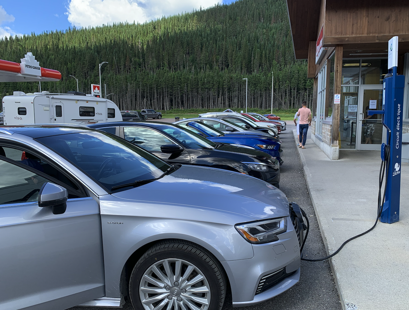 Les meilleures cartes de crédit pour les bornes de recharge électrique - Borne parc des laurentides