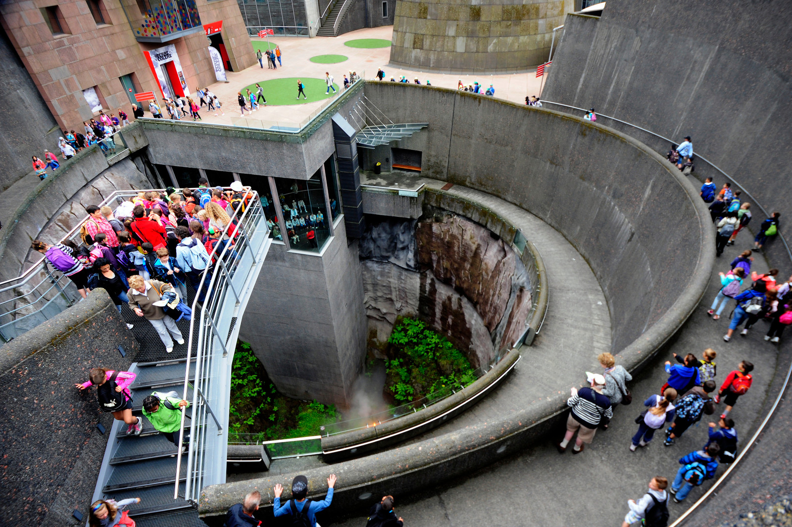 France : Guide de voyage en Auvergne | Itinéraires et Incontournables - Parc Vulcania. Cratère et Caldera. Crédit Vulcania