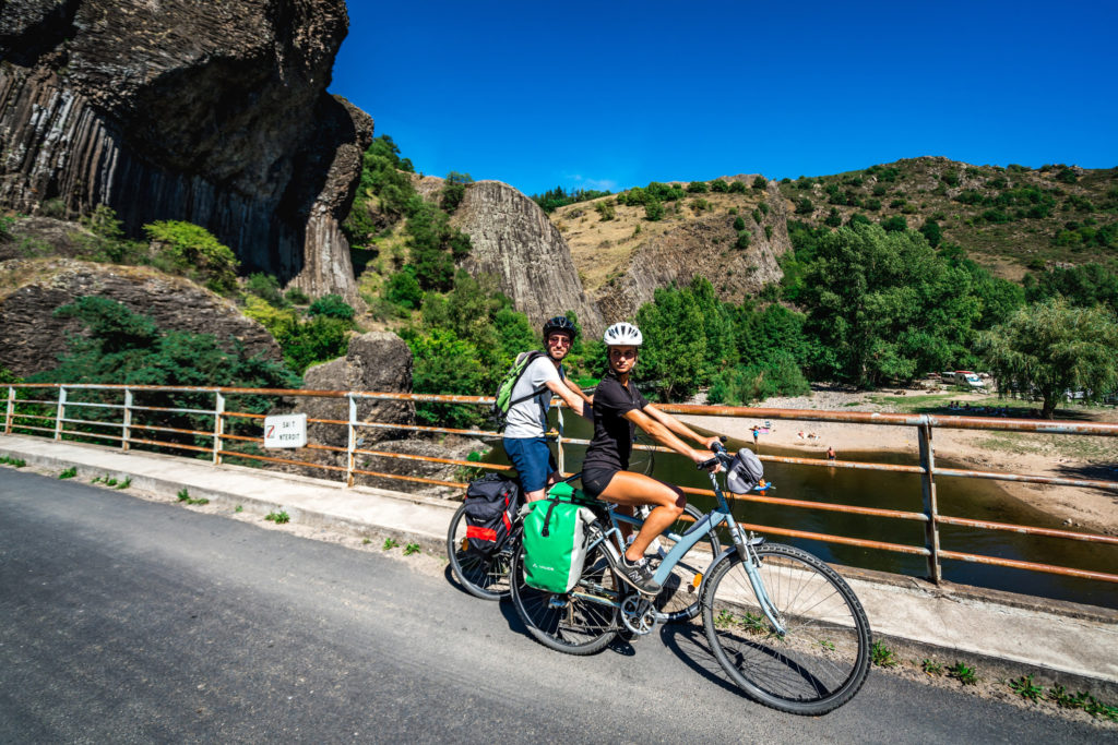 Via Allier - Vélo dans les Gorges de l'Allier. Crédit D. Grudet/Auvergne-Rhône-Alpes Tourisme