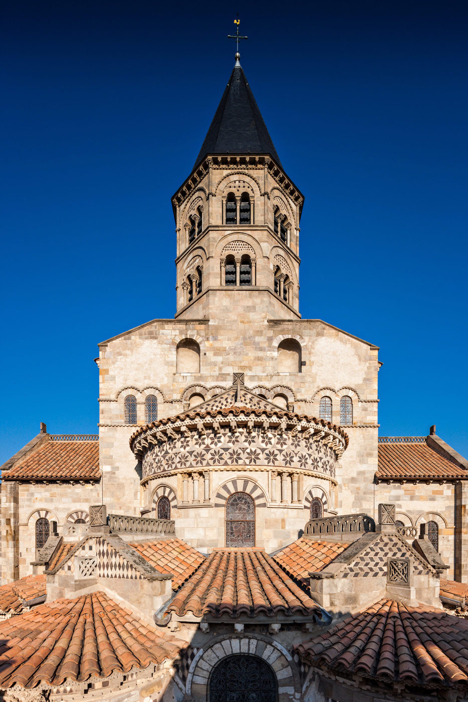 France : Travel guide Auvergne | Itineraries and Highlights - Chevet de la Basilique Notre-Dame du Port