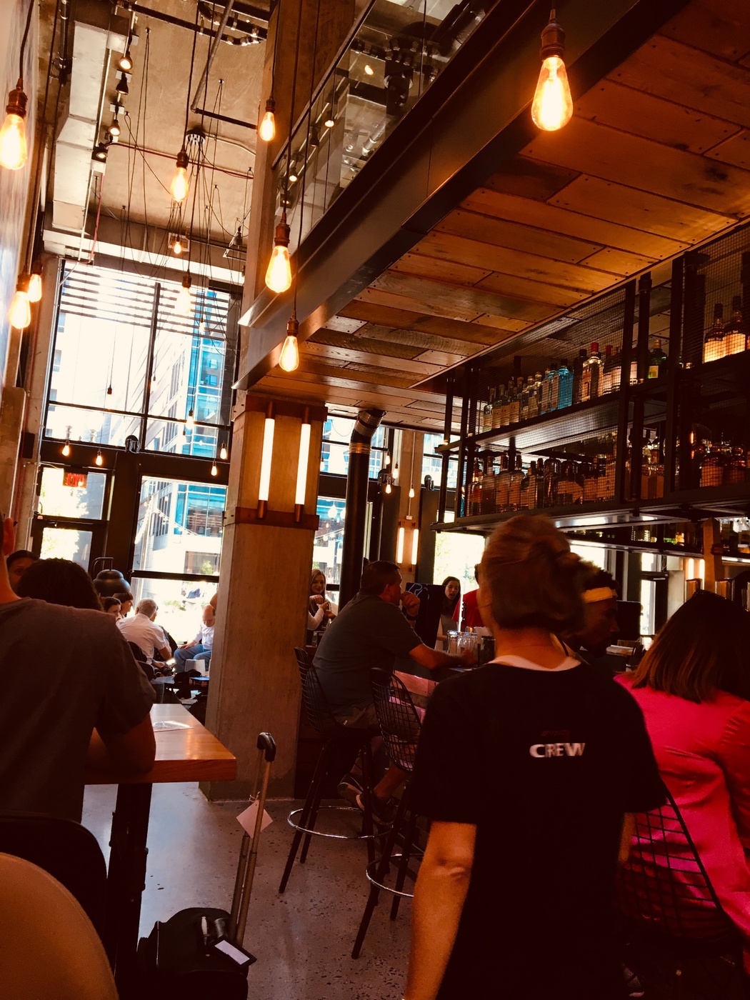 Avis : Moxy Washington, DC Downtown Marriott | Marriott Bonvoy - Happy Hour Bar du Moxy Washington DC Crédit Emmanuelle