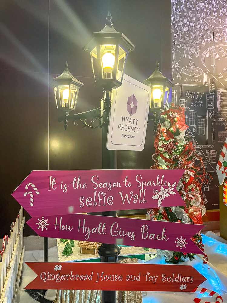Décoration de Noël festive avec panneaux selfie dans le lobby du hyatt regency vancouver