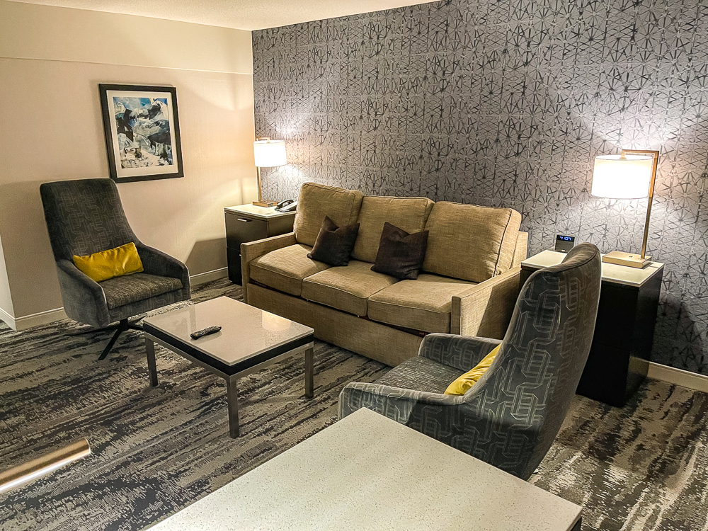 Salon de suite avec mur décoratif géométrique au hyatt regency vancouver