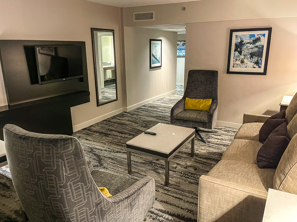 Salon spacieux avec canapé et fauteuils dans une suite du hyatt regency vancouver