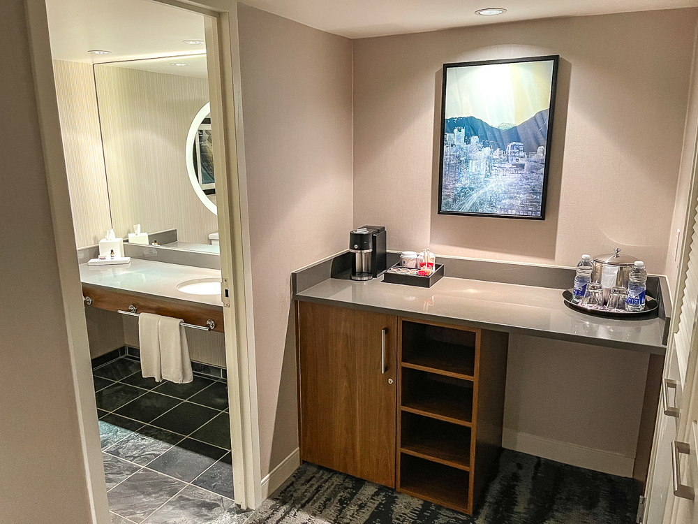 Espace minibar avec machine à café et rangements dans une chambre du hyatt regency vancouver