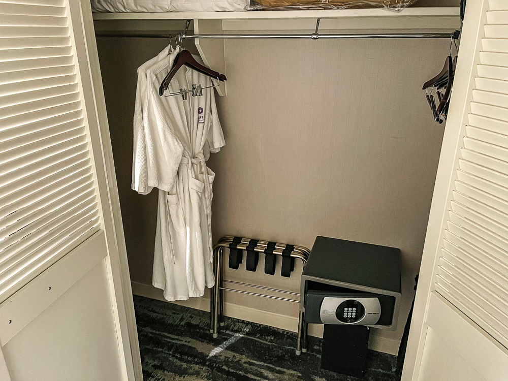 Placard ouvert avec peignoirs blancs et coffre-fort dans une chambre du hyatt regency vancouver