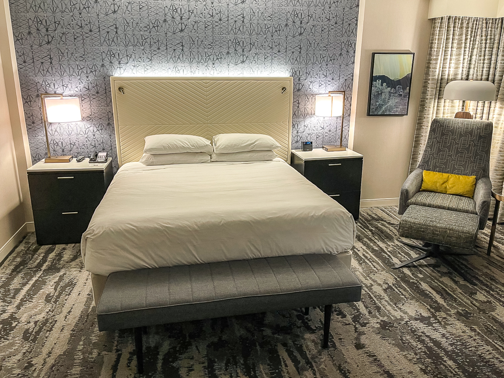 Chambre king au hyatt regency vancouver avec tête de lit géométrique blanche et décoration moderne