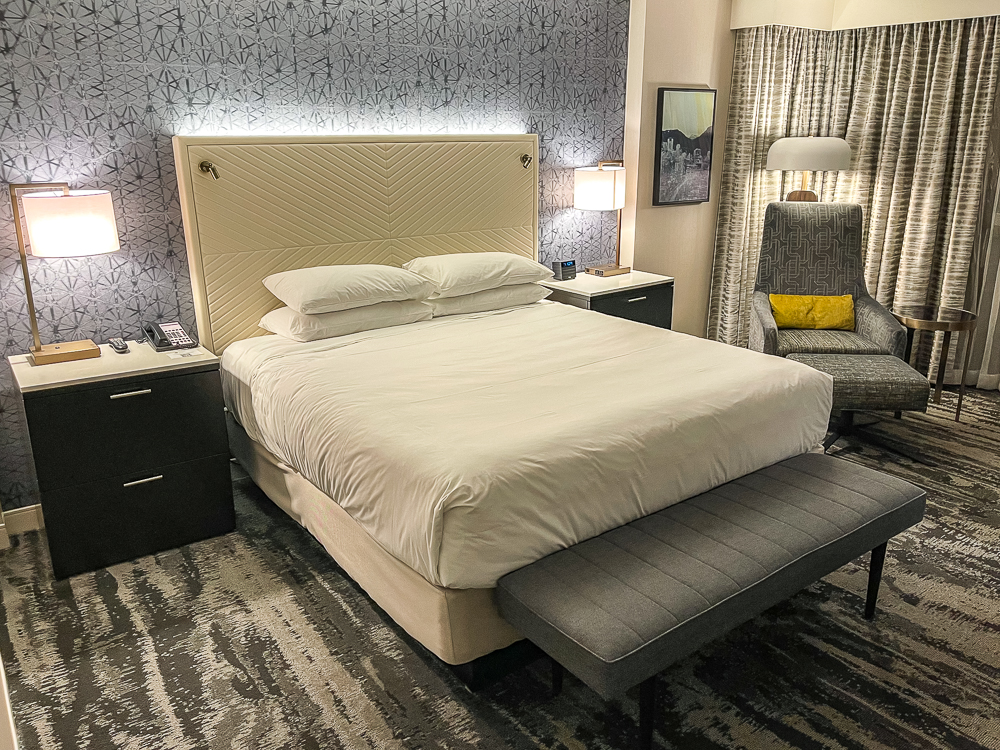 Espace de travail dans une chambre du hyatt regency vancouver avec bureau moderne et vue sur Vancouver
