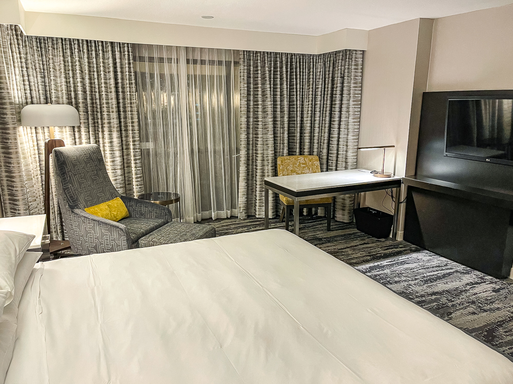 Lit king élégant au hyatt regency vancouver avec tête de lit au motif géométrique et éclairage moderne