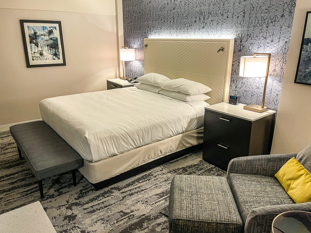 Vue d'ensemble d'une chambre moderne au hyatt regency vancouver avec espace de travail et coin détente