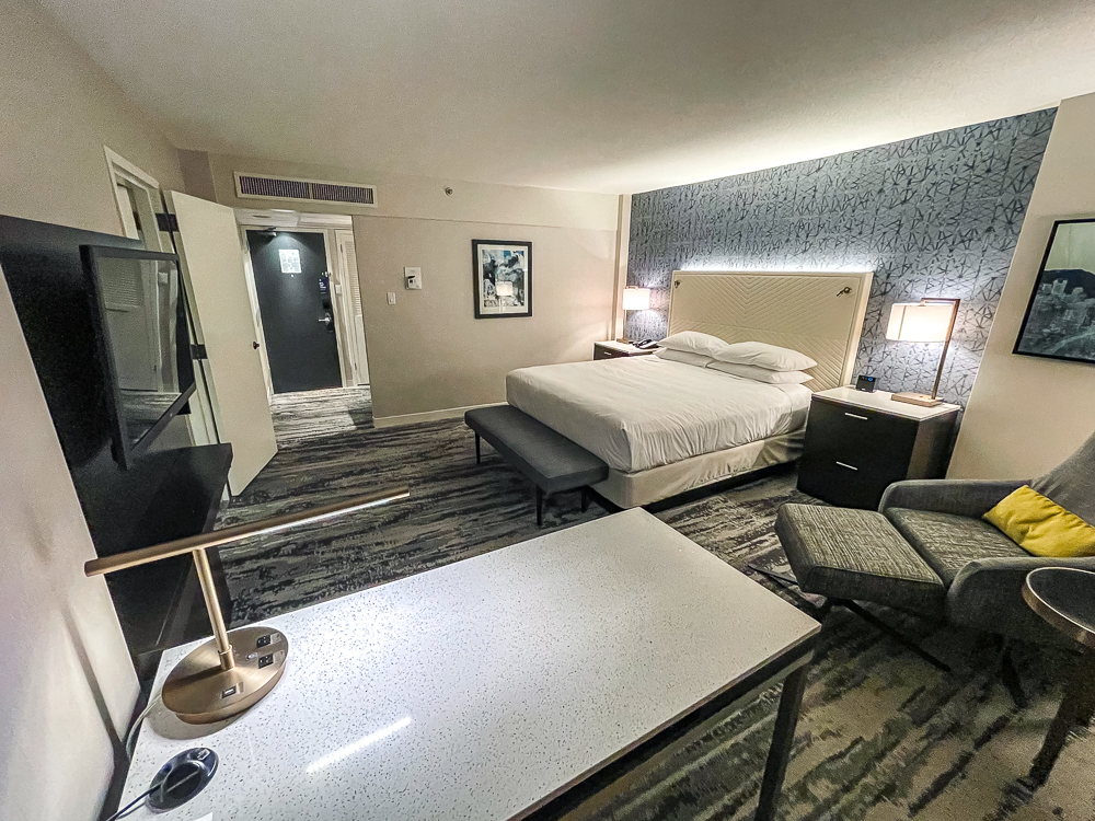 Chambre spacieuse au hyatt regency vancouver avec grand lit king, tête de lit design et mobilier contemporain