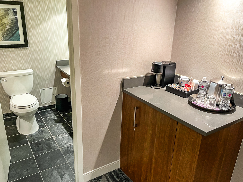 Coin café élégant dans une chambre du hyatt regency vancouver avec machine à café et verres en cristal