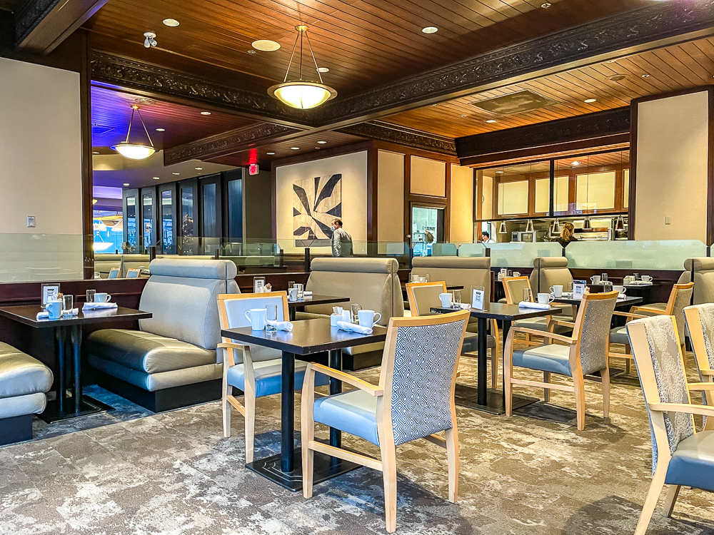 Intérieur raffiné du restaurant Mosaic au hyatt regency vancouver avec plafond en bois et éclairage tamisé