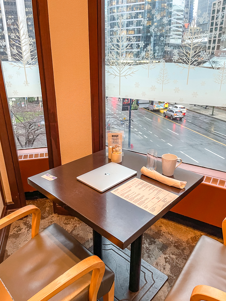 Table du restaurant au hyatt regency vancouver avec vue panoramique sur les gratte-ciels de Vancouver en hiver