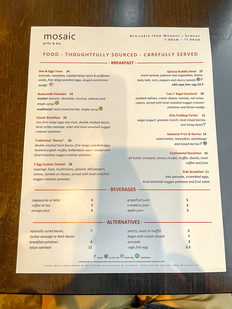 Menu détaillé du petit-déjeuner au restaurant Mosaic du hyatt regency vancouver avec options végétariennes et locales