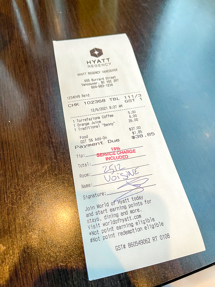 Facture détaillée du restaurant au hyatt regency vancouver montrant café, jus d'orange et petit-déjeuner traditionnel