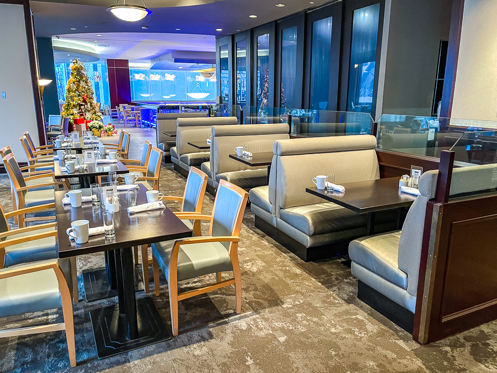 Salle à manger élégante du restaurant Mosaic au hyatt regency vancouver avec banquettes et vue sur la ville