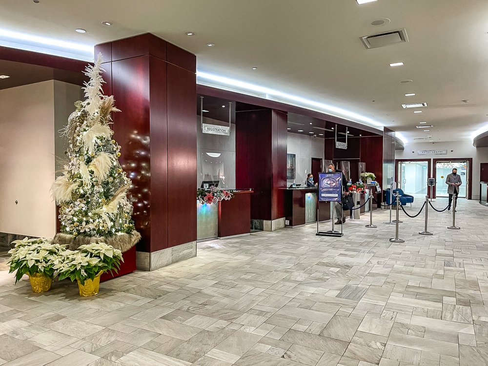 Comptoir de réception du hyatt regency vancouver en marbre avec personnel d'accueil et décoration de Noël