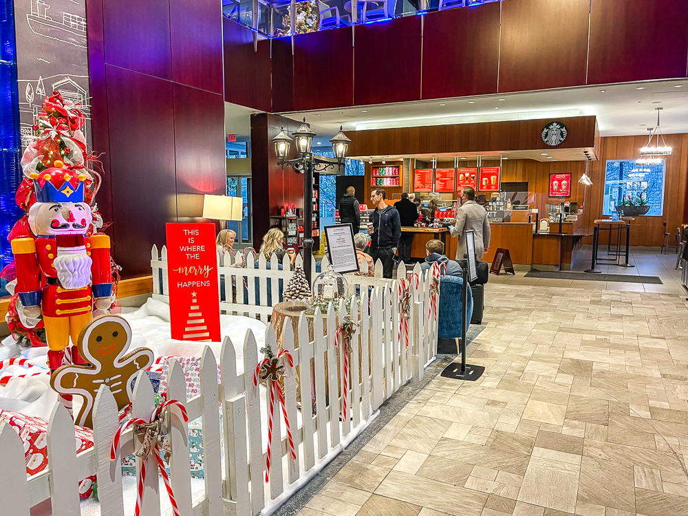 Service clientèle au Starbucks du hyatt regency vancouver avec baristas préparant les commandes