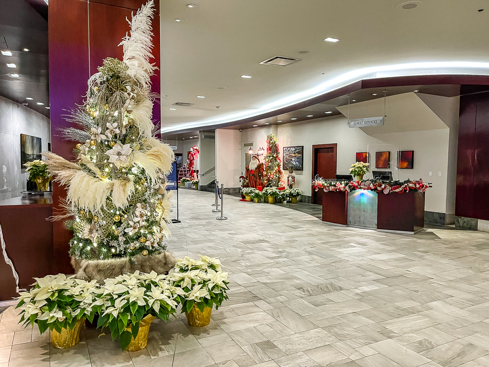Lobby principal du hyatt regency vancouver décoré pour Noël avec sapin et décorations festives dorées