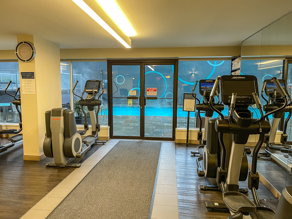 Tapis de course du centre fitness hyatt regency vancouver avec vue directe sur la piscine extérieure