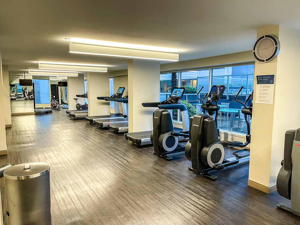 Appareils elliptiques et cardio du hyatt regency vancouver avec vue sur les buildings du centre-ville