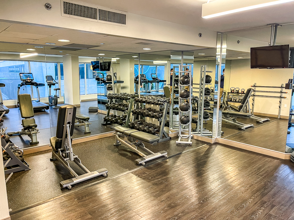 Zone musculation du centre fitness du hyatt regency vancouver avec haltères et équipements de force