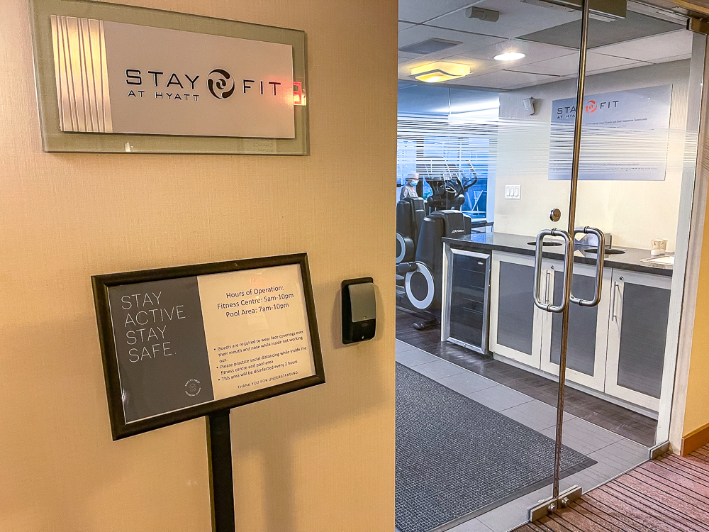 Entrée du centre de fitness Stay Fit du hyatt regency vancouver avec équipements sportifs modernes visibles