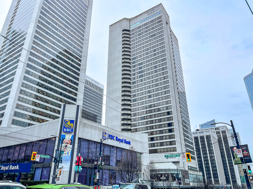 Vue panoramique sur les gratte-ciel du centre-ville de Vancouver depuis le hyatt regency vancouver avec RBC visible