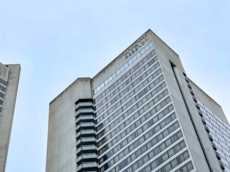 Facade moderne du hyatt regency vancouver avec ses tours en béton et grandes fenêtres dans le centre-ville