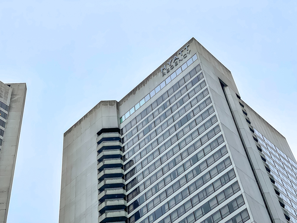 Facade moderne du hyatt regency vancouver avec ses tours en béton et grandes fenêtres dans le centre-ville