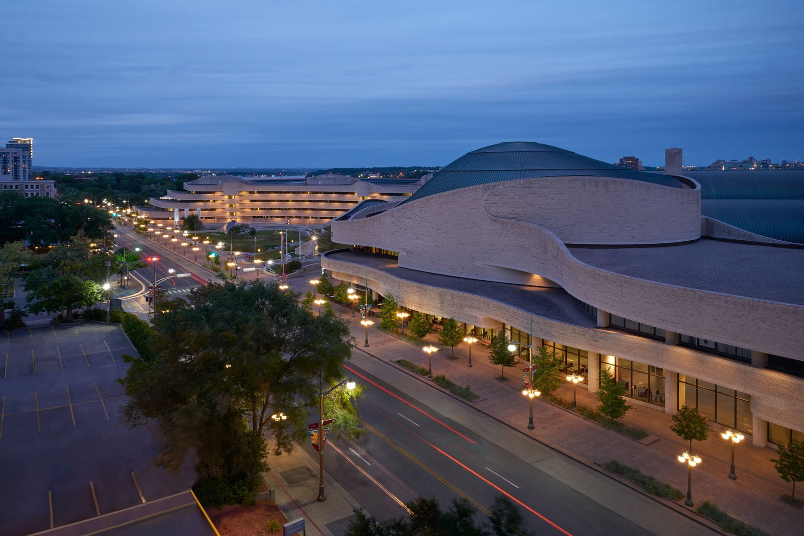 Avis&nbsp;: Four Points by Sheraton Hotel & Conférence Centre Gatineau-Ottawa | Marriott Bonvoy - Vue en soiree sur le musee de lHistoire