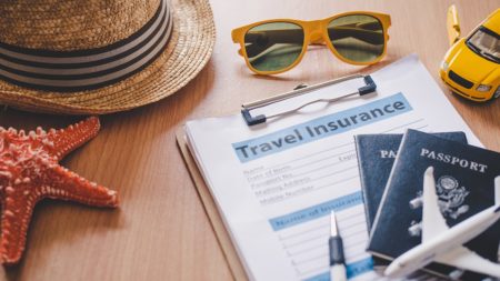 Assurance voyage passeport voiture lunettes et chapeau