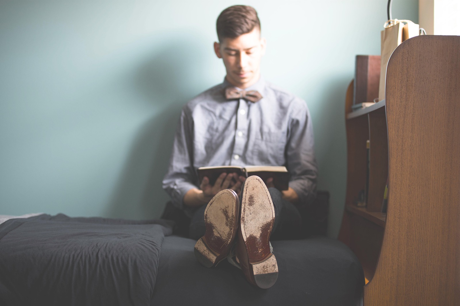 How can I save money every day as a student? - bed-1853907_1920