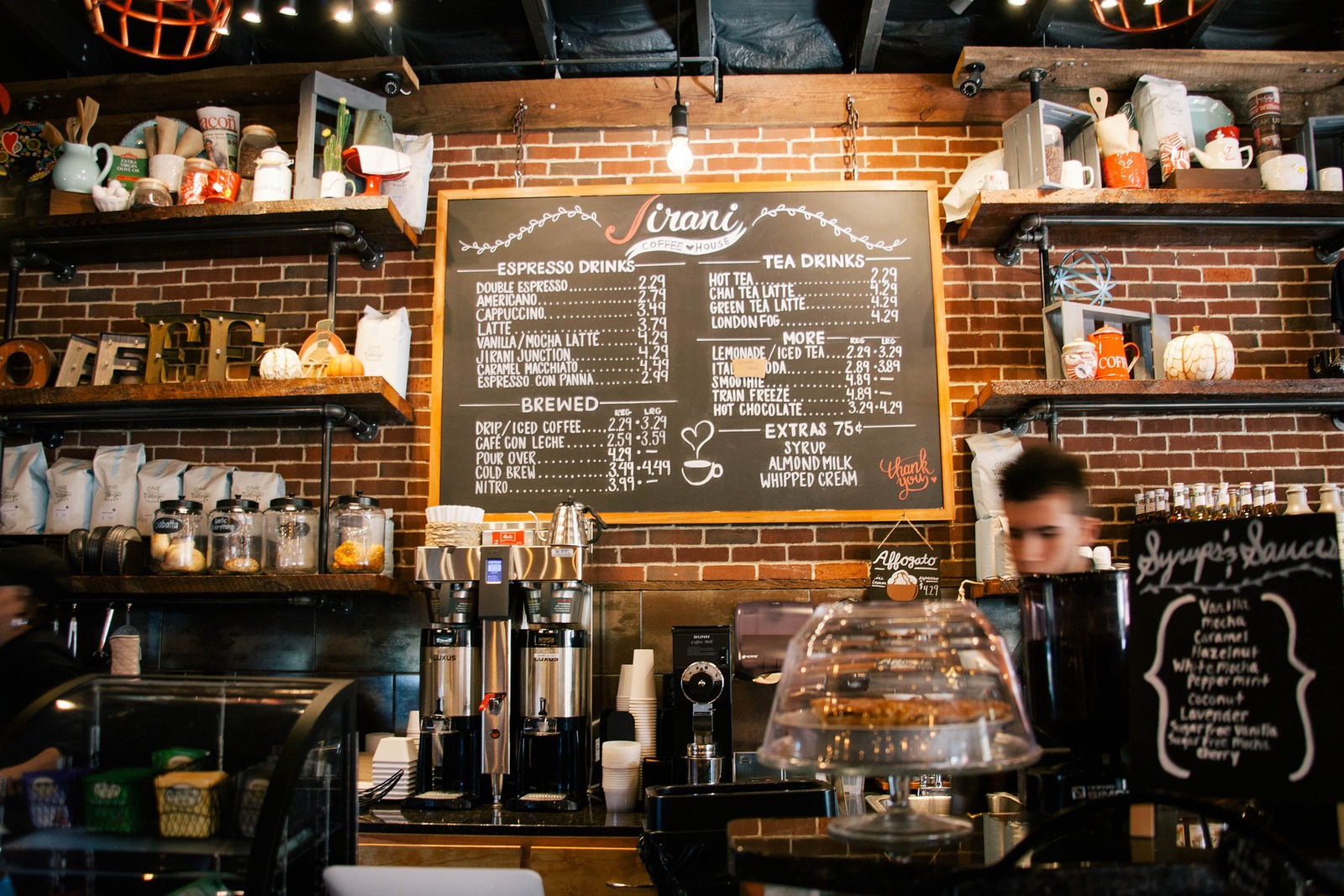 How can I save money every day as a student? - cafe-1869656_1920