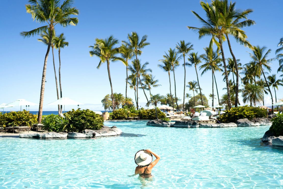 Comment profiter de luxueux hôtels pour moins cher avec une passe de jour - fairmont orchid hawaii piscine