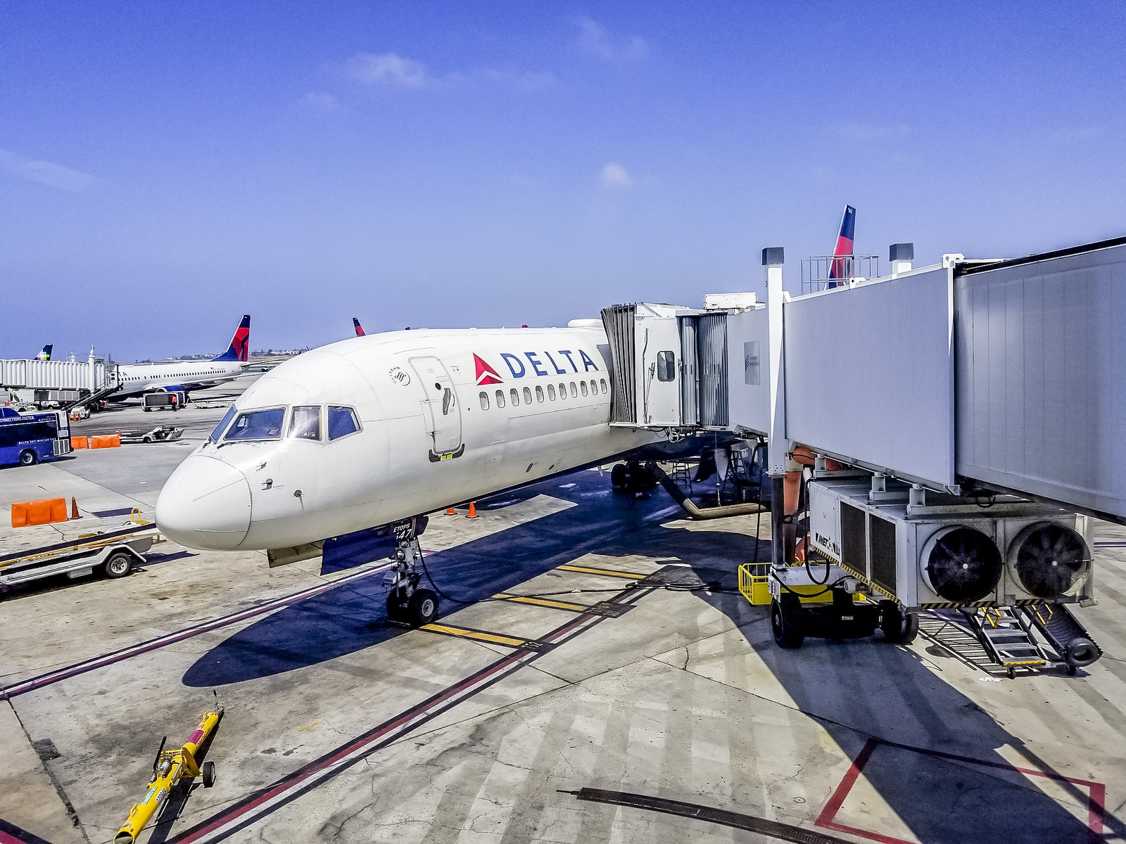 Delta SkyMiles: Ultimate Guide - airplane-4602576_1920