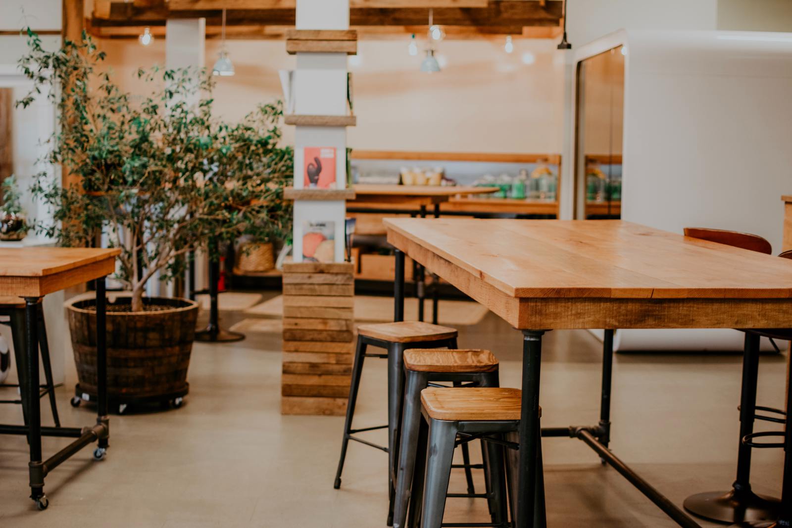 Guide to staying in youth hostels - andrea davis OBVXREI ig unsplash
