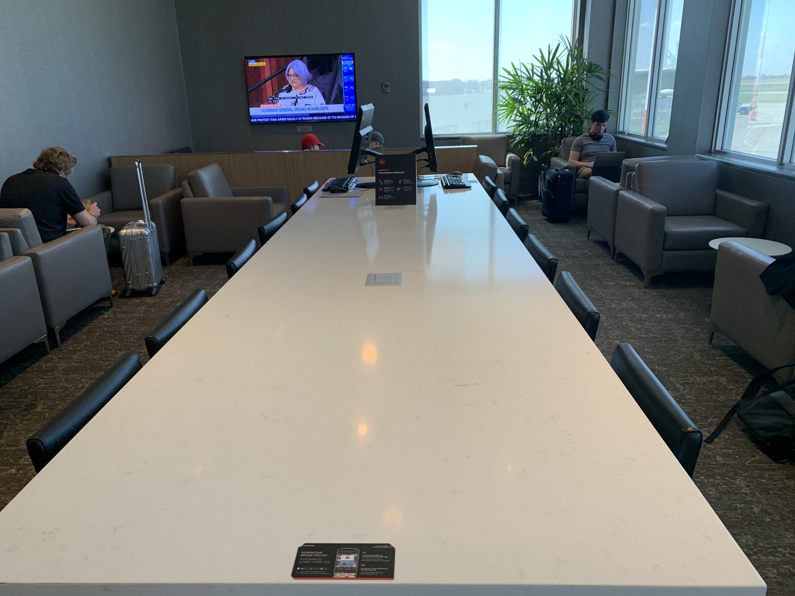 Avis : Salon Feuille d’érable d’Air Canada à Saskatoon - Salon Feuille Érable Saskatoon Table