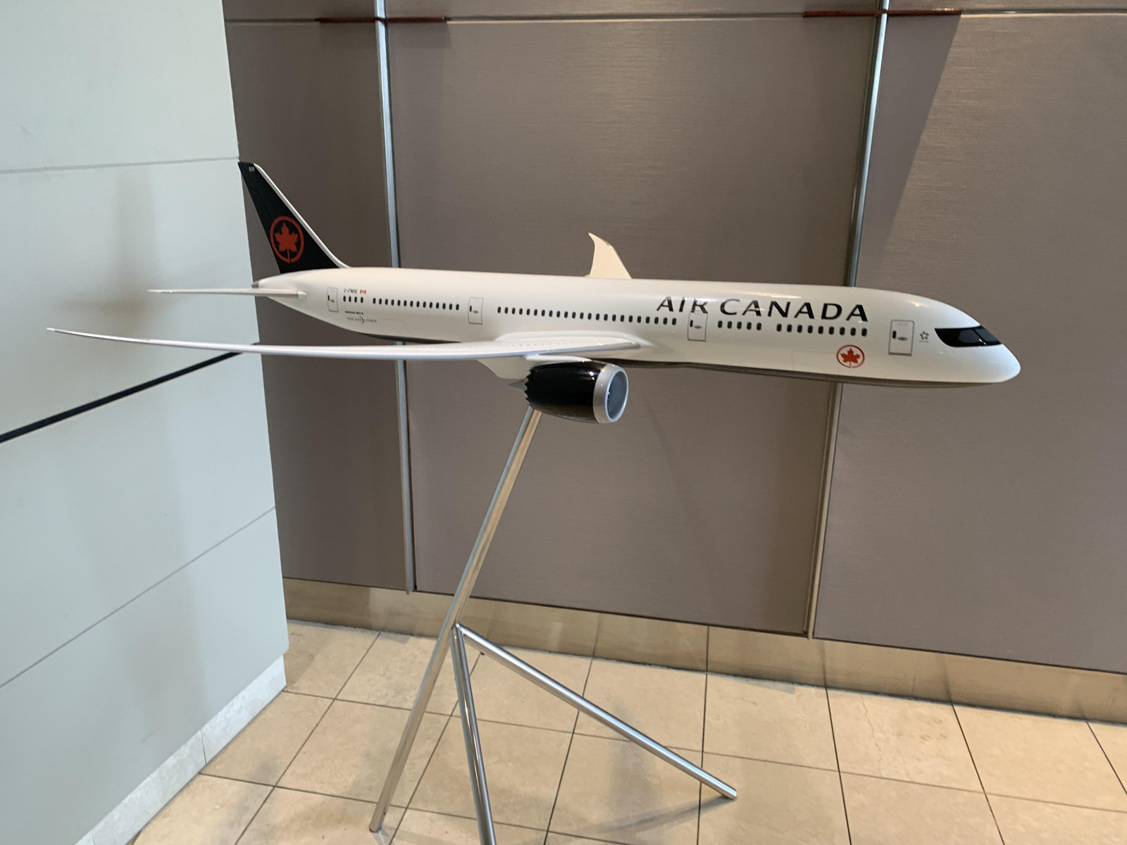 Avis : Salon Feuille d’Érable d’Air Canada – Domestique – Montréal Trudeau - Avion Salon Feuille Érable Yul Domestique