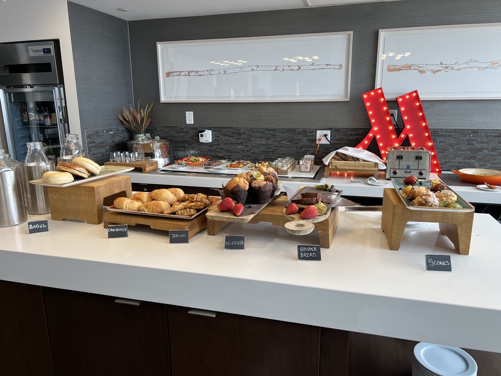 Review&nbsp;: Hotel Marriott Calgary Airport Terminal | Marriott Bonvoy - M Club Buffet --