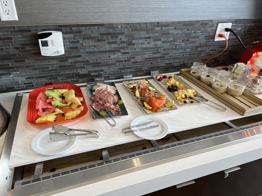 Review&nbsp;: Hotel Marriott Calgary Airport Terminal | Marriott Bonvoy - M Club Buffet --