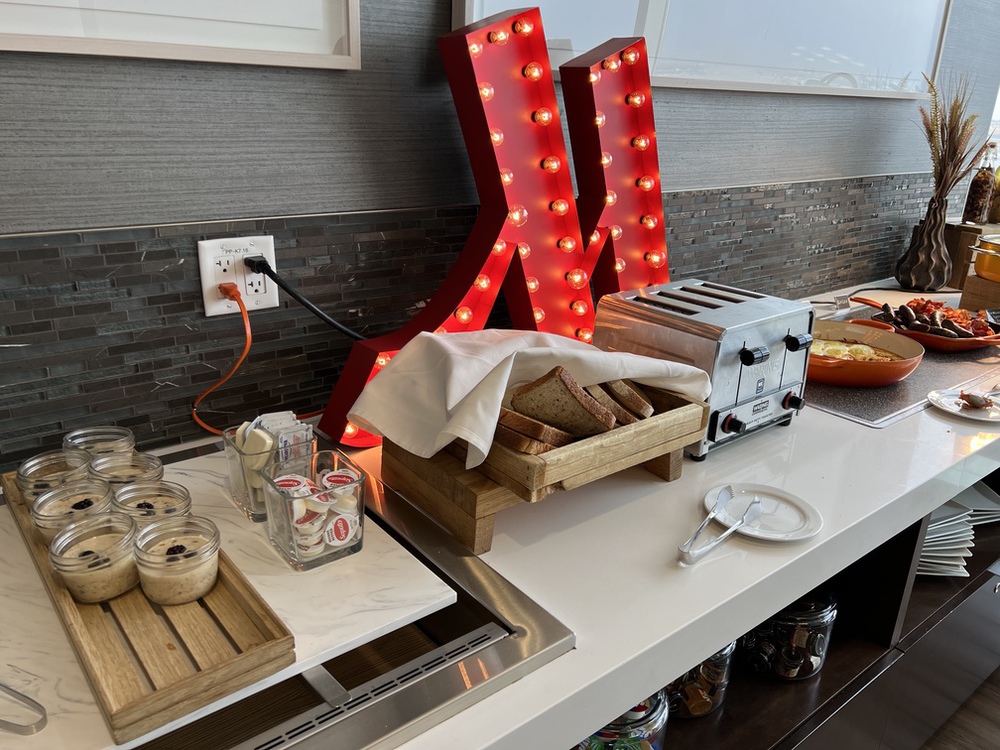 Review&nbsp;: Hotel Marriott Calgary Airport Terminal | Marriott Bonvoy - M Club Buffet --