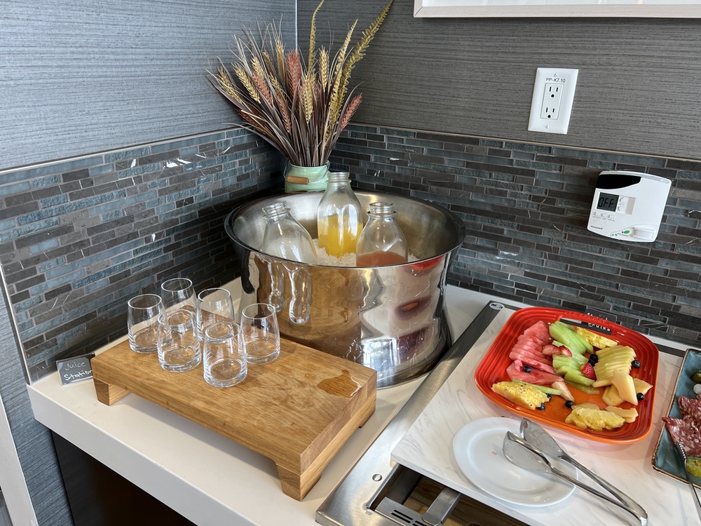 Review&nbsp;: Hotel Marriott Calgary Airport Terminal | Marriott Bonvoy - M Club Buffet --
