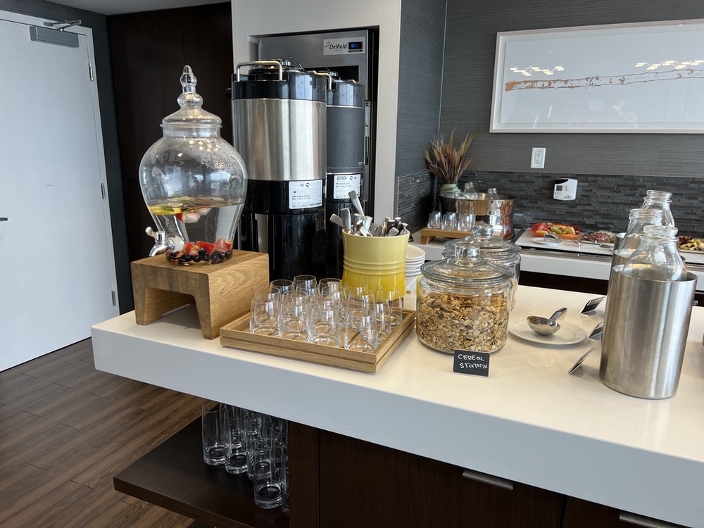 Review&nbsp;: Hotel Marriott Calgary Airport Terminal | Marriott Bonvoy - M Club Buffet --