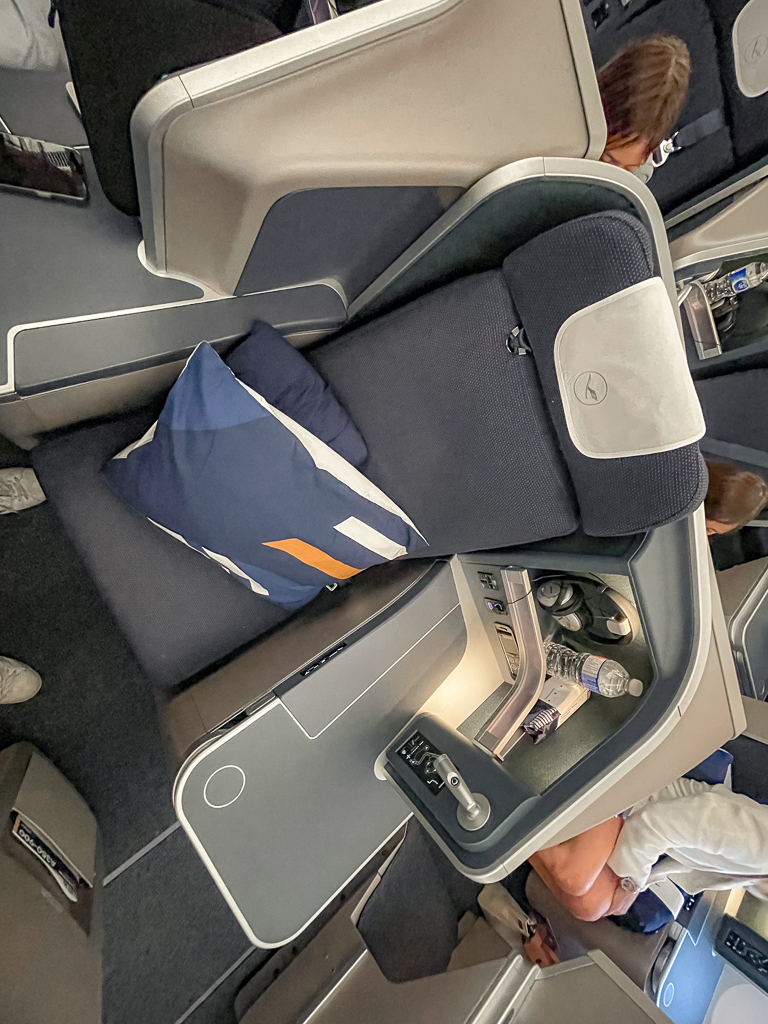 Review: Lufthansa A350 - Business Class (Ex-Philippines Airlines) - Lufthansa A350 08